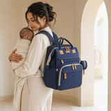 Maman marocaine portant le sac à langer Nour Baby navy avec son bébé