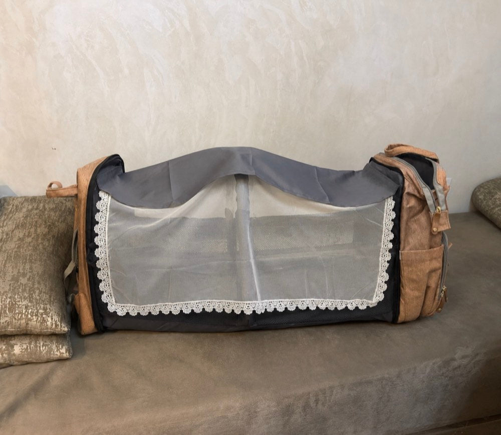 Photo réelle du sac déplié en lit avec moustiquaire, envoyée par une cliente